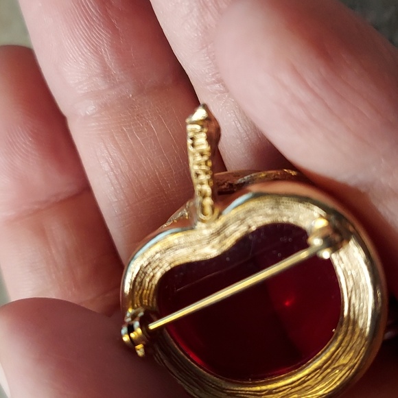 SOLD Vintage Signed Sarah Coventry Lucite Magenta & Goldtone Apple Brooch Pin - Picture 4 of 10